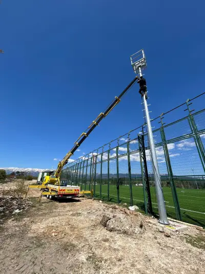 Saha içinde direk ve aydınlatma elemanı montajı yapan kamyon üstü vinç