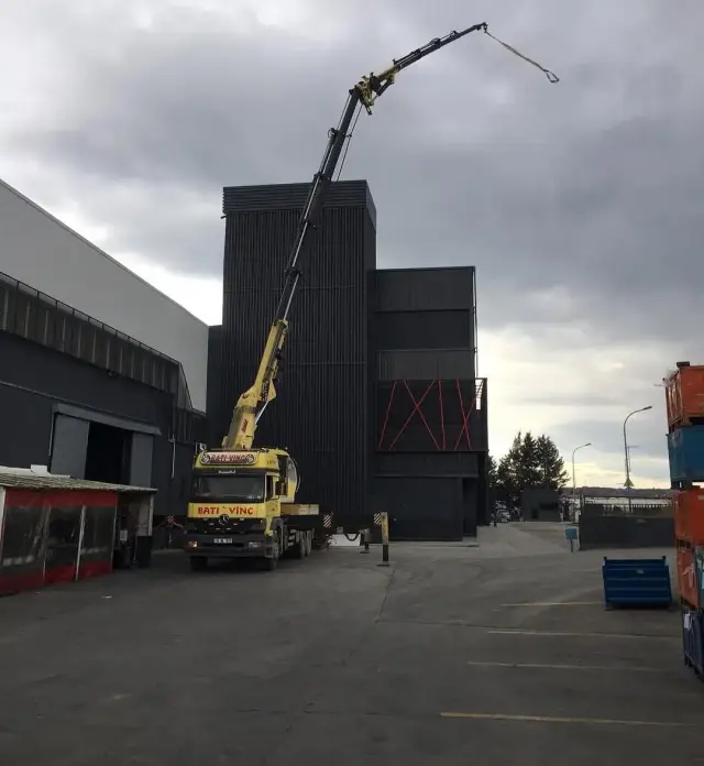 Fabrika binası önünde vinç operasyonu